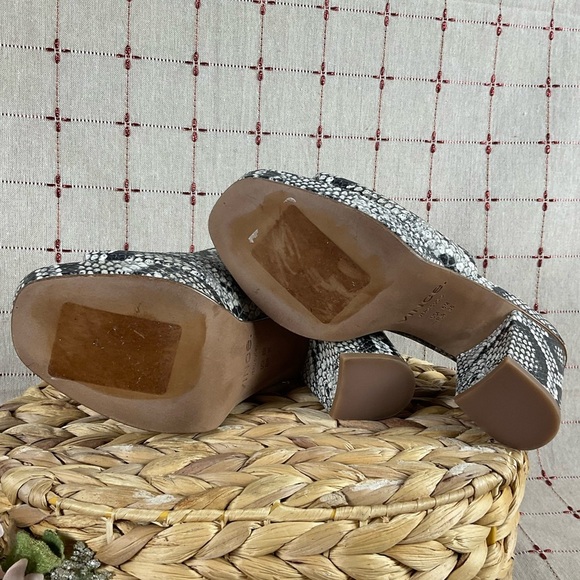 Vince “Wyatt” Snakeskin Embossed Leather Heeled Sandals Size 6 Mules NWOB - Picture 7 of 8